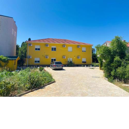 Spacious apartment 100 m from sea in Kastel Luksic with balcony