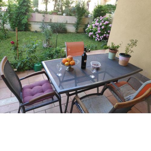 Spacious apartment with big garden near beach