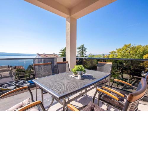 Spacious apartment with swimming pool and bubble bath Sea view
