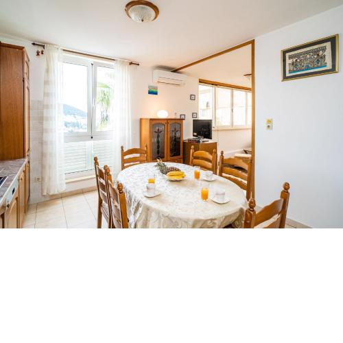 SPACIOUS THREE BEDROOM APARTMENT