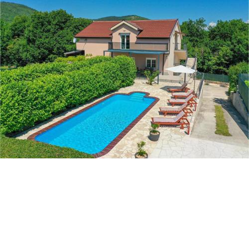 Spacious Villa Escape for 14 guests with tennis court