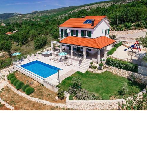 Splendid villa with heated pool, beautiful covered terrace with panoramic view