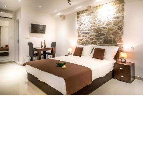 Split Oasis Studio Apartments