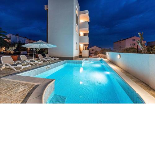 Star 4. modern & centrally located ap. for 6