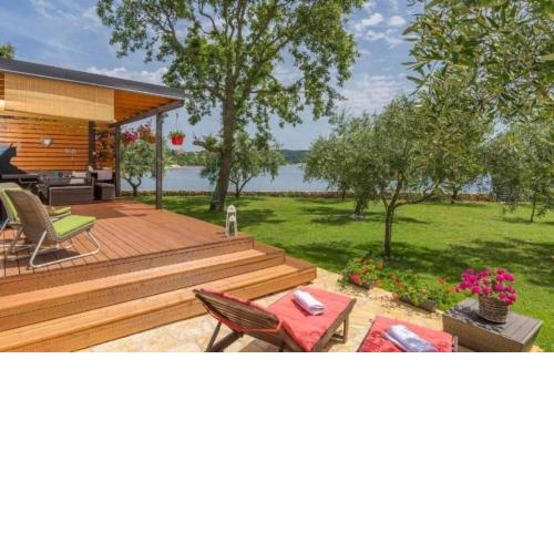 Strandhaus IVE mit Whirlpool, Schwimmbad, Kinderspielplatz und Grill in einem Olivenhain mit Strand, Pomer - Istrien