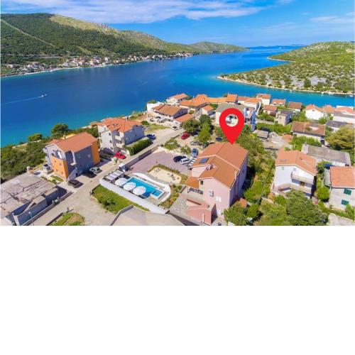 Stunning Apartment In Grebastica With 3 Bedrooms, Jacuzzi And Outdoor Swimming Pool