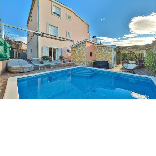 Stunning Apartment In Kastel Kambelovac With Indoor Swimming Pool, 3 Bedrooms And Outdoor Swimming Pool