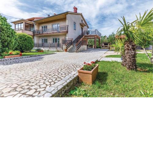 Stunning apartment in Liznjan with 2 Bedrooms and WiFi