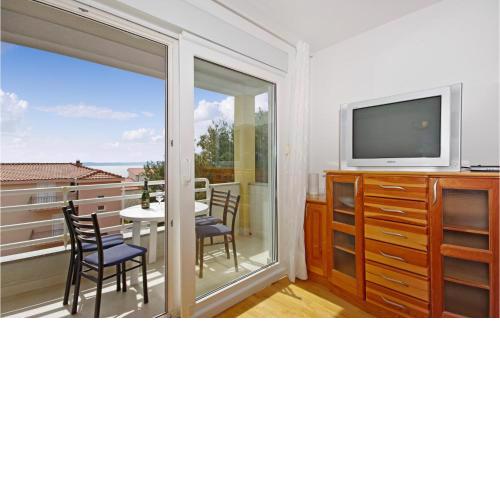 Stunning apartment in Makarska with WiFi and 2 Bedrooms