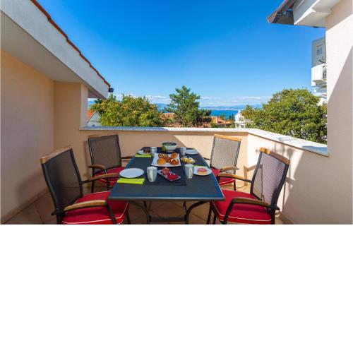 Stunning apartment in Malinska with 2 Bedrooms