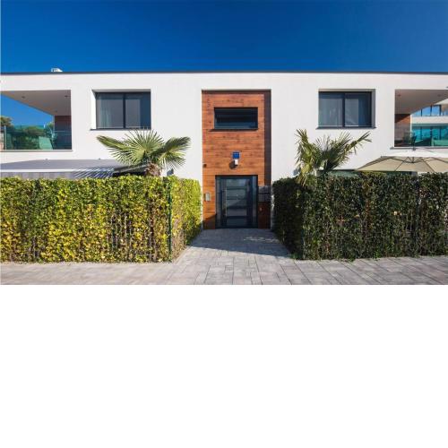 Stunning apartment in Malinska with WiFi and 2 Bedrooms