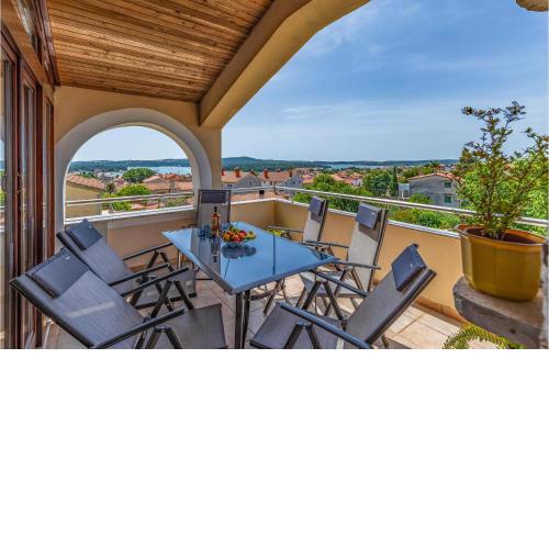 Stunning apartment in Medulin with 3 Bedrooms and WiFi