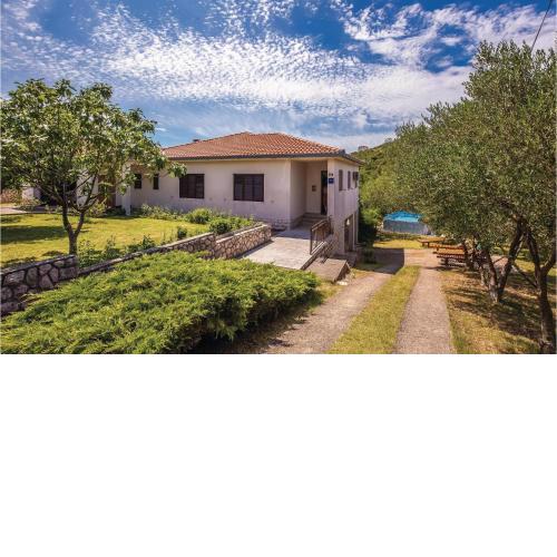 Stunning apartment in Novi Vinodolski with 2 Bedrooms and WiFi