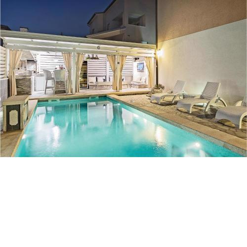Stunning apartment in Pula with Outdoor swimming pool, WiFi and 2 Bedrooms