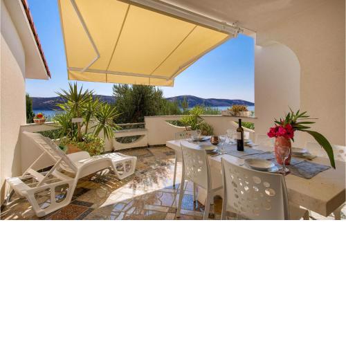 Stunning apartment in Stara Novalja with WiFi and 2 Bedrooms