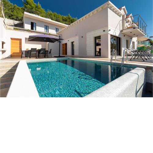 Stunning home in Blato with 4 Bedrooms, Jacuzzi and Outdoor swimming pool