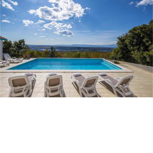 Stunning home in Crikvenica with 3 Bedrooms, Jacuzzi and WiFi