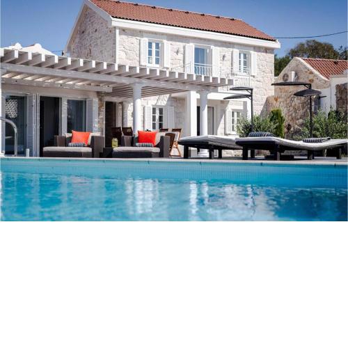 Stunning home in Drvenik Mali with 4 Bedrooms