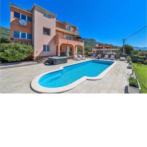Stunning Home In Kastel Luksic With 6 Bedrooms, Jacuzzi And Wifi