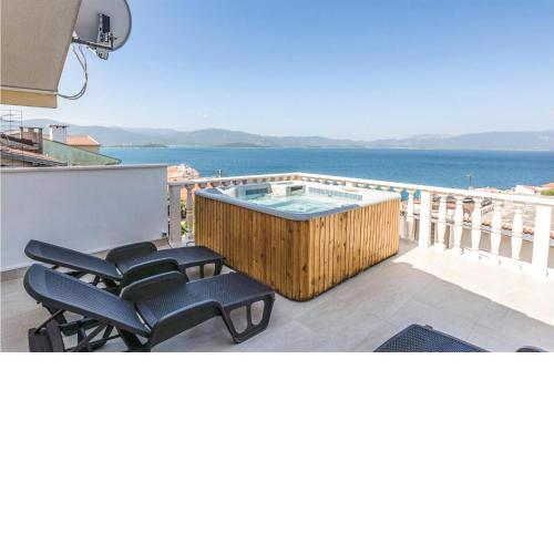 Stunning home in Komarna with Jacuzzi, 4 Bedrooms and WiFi