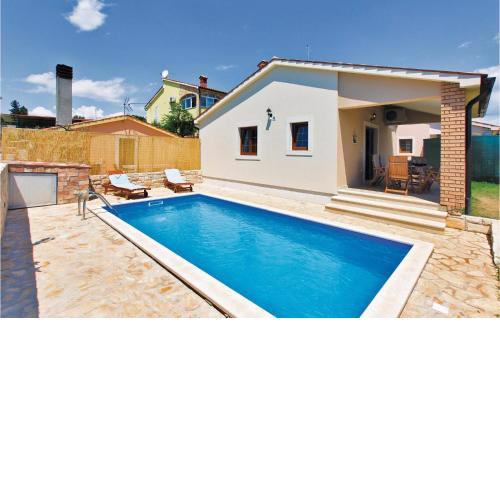 Stunning home in Liznjan with 2 Bedrooms, WiFi and Outdoor swimming pool