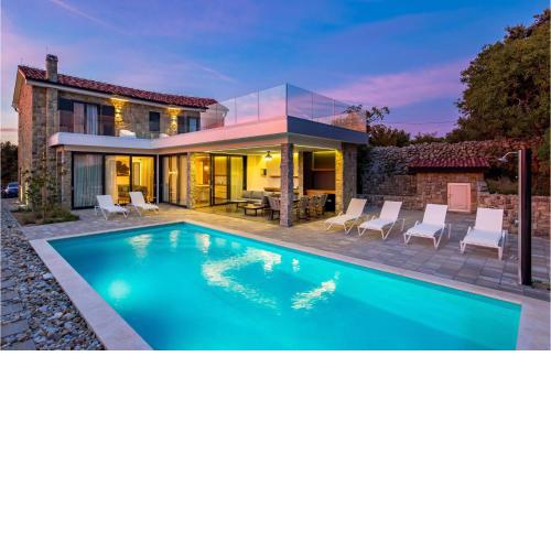 Stunning home in Lun with 4 Bedrooms, WiFi and Outdoor swimming pool