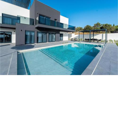 Stunning home in Lun with WiFi, Outdoor swimming pool and Heated swimming pool