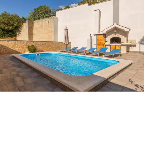 Stunning home in Makarska w/ Outdoor swimming pool and 3 Bedrooms