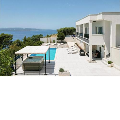 Stunning home in Makarska with Jacuzzi, WiFi and Private swimming pool
