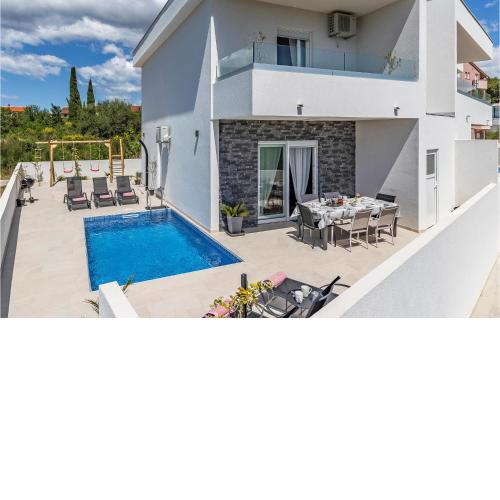 Stunning home in Medulin with 3 Bedrooms, WiFi and Outdoor swimming pool