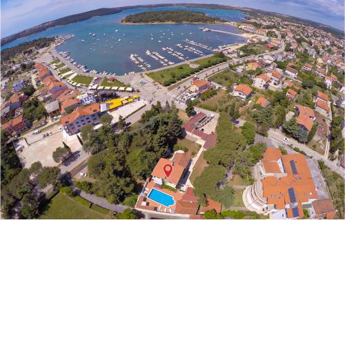 Stunning home in Medulin with 7 Bedrooms, WiFi and Outdoor swimming pool