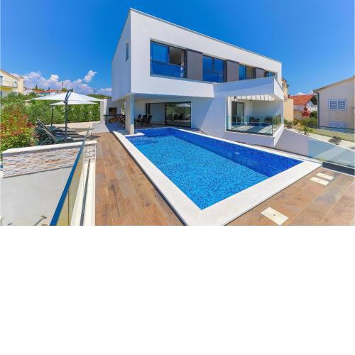Stunning home in Okrug Gornji with 5 Bedrooms, Sauna and Outdoor swimming pool