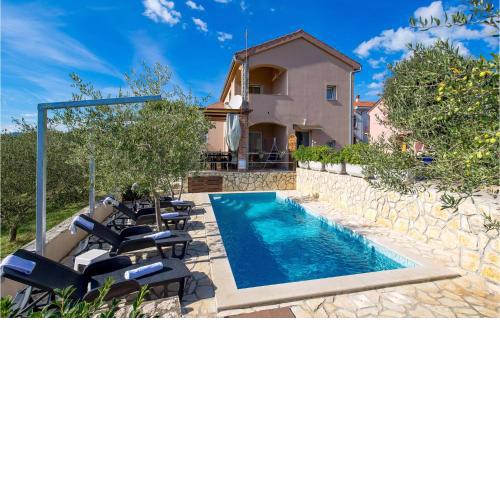 Stunning Home In Pinezici With 5 Bedrooms, Sauna And Wifi