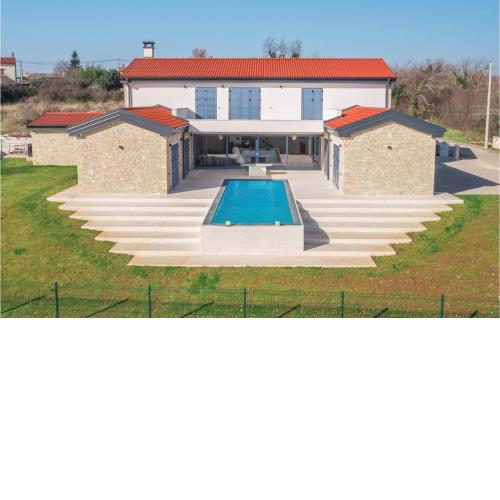 Stunning home in Porec with Outdoor swimming pool, Sauna and WiFi