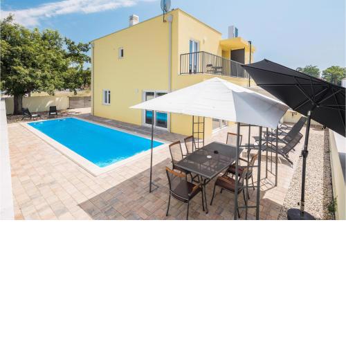 Stunning home in Porec with Outdoor swimming pool, WiFi and 3 Bedrooms