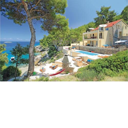 Stunning Home In Prigradica With 8 Bedrooms, Jacuzzi And Wifi