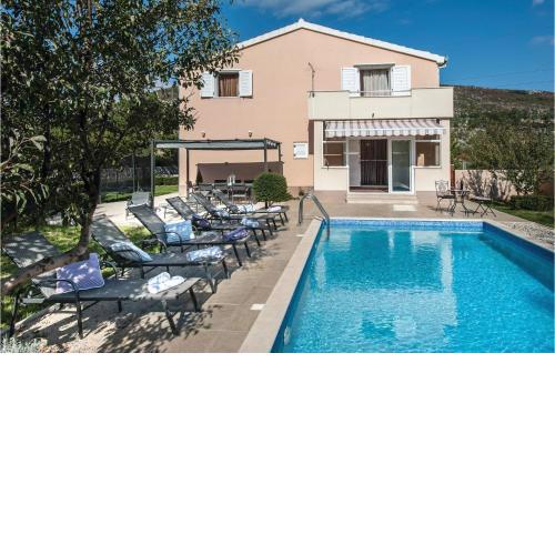 Stunning Home In Prugovo With 4 Bedrooms, Jacuzzi And Wifi