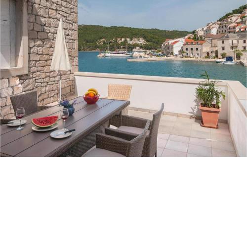 Stunning home in Pucisca with WiFi and 2 Bedrooms
