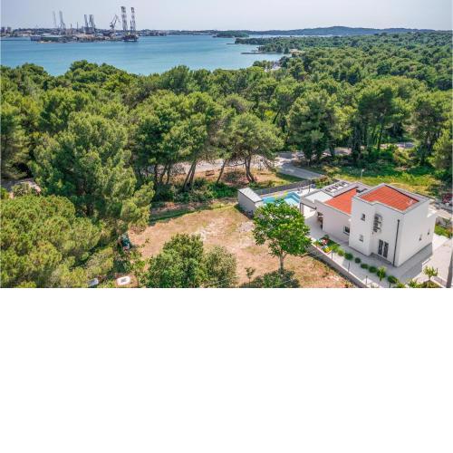 Stunning home in Pula with 3 Bedrooms, WiFi and Outdoor swimming pool