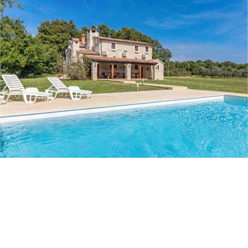 Stunning home in Pula with 4 Bedrooms, Sauna and WiFi