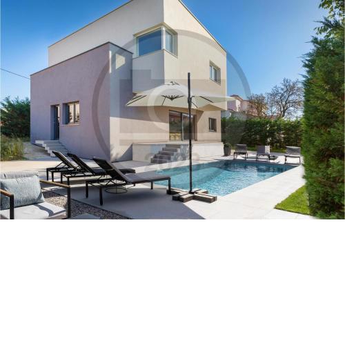 Stunning home in Pula with Outdoor swimming pool, 4 Bedrooms and WiFi