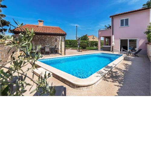 Stunning home in Pula with WiFi, Jacuzzi and Outdoor swimming pool