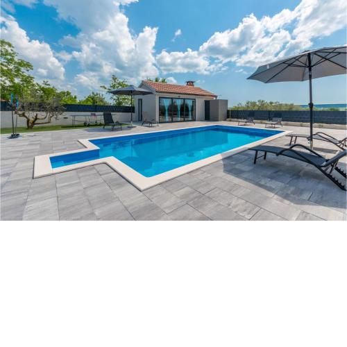 Stunning home in Sveti Fiilip i Jakov with Outdoor swimming pool, WiFi and 2 Bedrooms