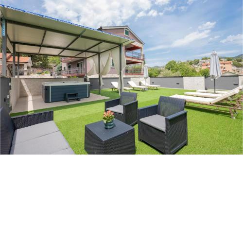 Stunning Home In Umcani With 9 Bedrooms, Jacuzzi And Outdoor Swimming Pool