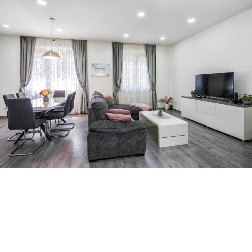 STylish & Chic FAMILY HOME at City CENTER