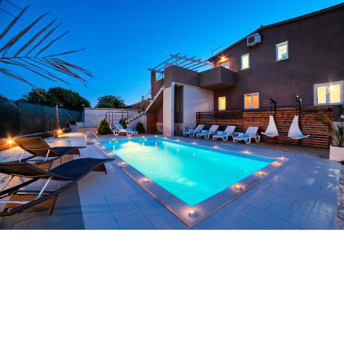 Stylish & luxury villa with heated pool