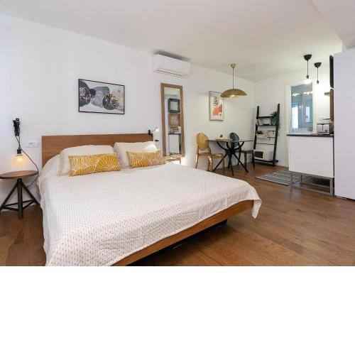 Stylish Studio Apartment by Irundo