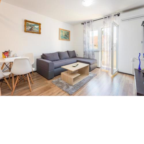 Sunny apartment ILI near Amfiteatar