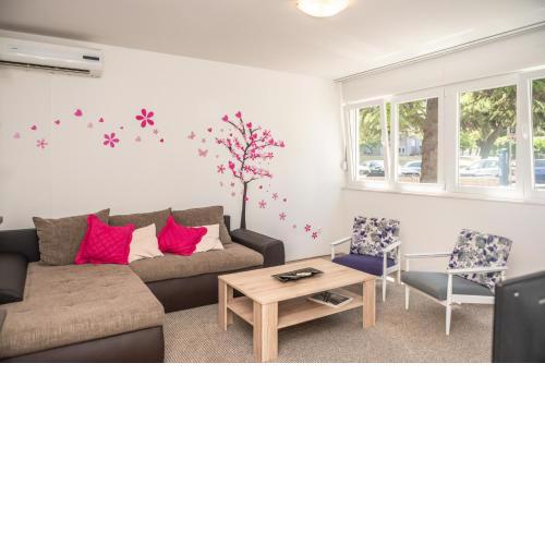 Sunny & Spacious, 2BD suite with free parking