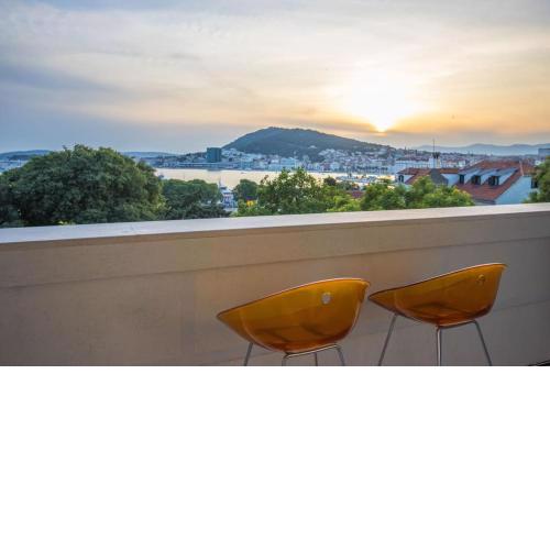 Sunset Oasis “VELLY” 1BR w/ Sea View & Parking